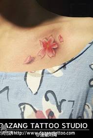 Прелепа тетоважа цвета трешње на рамену