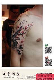 Męskie ramię piękny i popularny wzór tatuażu śliwkowego
