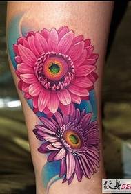 አንድ ጥሩ ቀይ የ chrysanthemum ንቅሳት