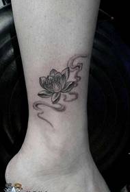 Modeli i tatuazhit Lotus me këmbë të bukura