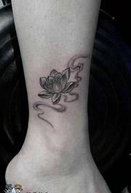 Motivo del tatuaggio del loto con belle gambe