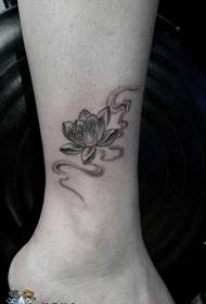 Tattoo ya Lotus yokhala ndi miyendo yokongola