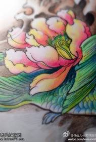 Poza manuscrisă tradițională de tatuaj de lotus colorat