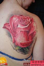 Gražūs pečiai, gražus pop rožių tatuiruotės modelis