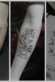 Момчињата оружјето убава и популарна црно-бела шема на тетоважи со роза