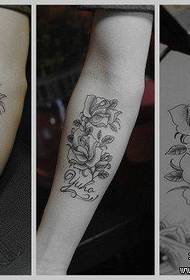 Ragazzi braccia bellissimo e popolare modello di tatuaggio rosa bianco e nero