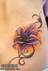 Pola tato pinggang lily yang cantik
