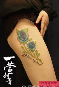 Mergaitės kojos gražus spalvotas rožių tatuiruotės modelis