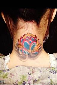 Desain tato elemen bunga yang dipersonalisasi penuh warna disediakan oleh bar pertunjukan tato