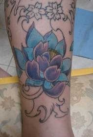 Nepilnīga rokas krāsa maigi violetā lotosa tetovējumā