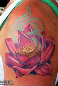 Braccio in polvere modello loto tatuaggio