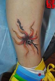 Нога на девојчето, од друга страна, цветна тетоважа слика