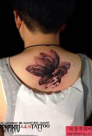 De populäre schwaarz-wäisse Lotus Tattoo Muster op der Réck