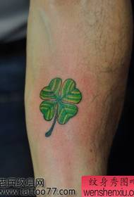 Arm yakanaka mavara mana-mashizha clover tattoo maitiro