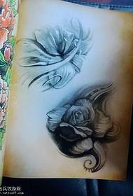 Europos ir Amerikos eskizas su gėlių tatuiruotėmis
