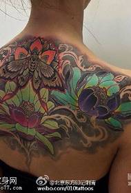 Vállra festett pillangó lótusz tetoválás minta