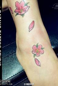 Szép cseresznyevirág tetoválás a lábán