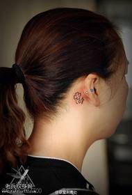 Patrón de tatuaje de trébol de cuatro hojas detrás de la oreja