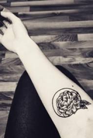 검은 점 문신 기하학적 라인 식물 꽃 문신 그림에 여학생 팔