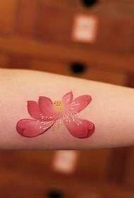 ذراع زهرة نمط الوشم الوردي