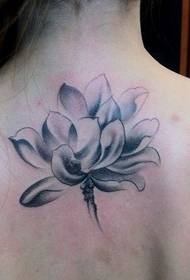 Prekrasan crno sivi uzorak tetovaže lotosa na leđima djevojke
