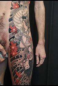 Japansk klassisk tatueringsmönster för körsbärs Totem