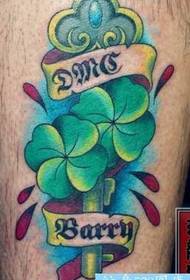 Kāju krāsas četrlapu āboliņa atslēgas tetovējums