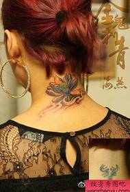 egy hagyományos színes lótusz tetoválás mintát a lány nyakán