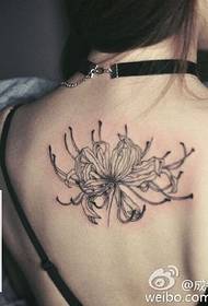 Tatuaje de flores tatuadas na parte traseira