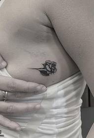 Επισημαίνοντας το μοτίβο τατουάζ μικρού τριαντάφυλλου