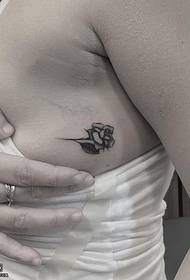 Puntamento piccolo modello di tatuaggio rosa