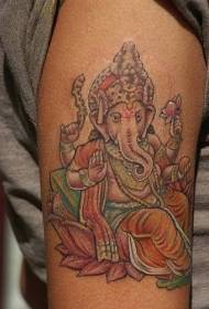 Ganesh w kolorze ramienia na lotosowym wzorze tatuażu