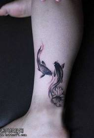 Pierna tinta pintura calamar loto tatuaje patrón
