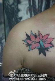 Pequena tatuaxe de flor de cereixa no ombreiro