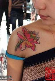 Motivo tatuaggio loto color spalla