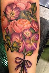 Dövme sanatçısı Amy büyüleyici bitki yanardöner çiçek dövme deseni