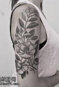 Ramena ubodna biljka uzorak tetovaža