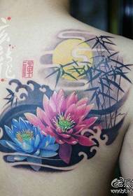 Bonic i popular patró de tatuatge de lotus de colors a la part posterior