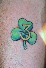Número e patrón de tatuaxe de trevo