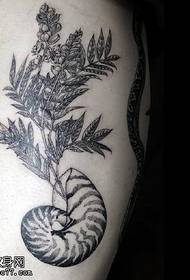 Pflanzen Tattoo Muster auf dem Oberschenkel