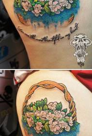 Dobro izgleda popularni uzorak za tetovažu cvjetnih košara