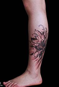 Apẹrẹ tatuu Lotus lori ọmọ malu