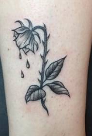 Coxa da menina no ponto cinza preto espinho linha simples planta murcha flor tatuagem imagens
