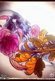 Modello di manoscritto tatuaggio teschio colorato crisantemo