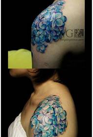 Djevojka za ruku lijep i lijep globule cvijet tetovaža uzorak