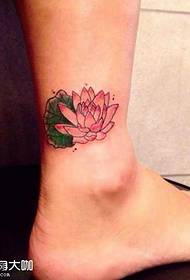 Modello di tatuaggio di loto rosa gamba