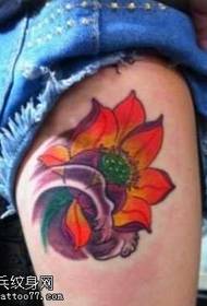 Колір татуювання лотоса кольором ноги