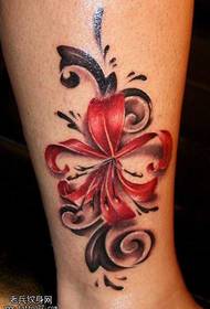 Bellissimo modello di tatuaggio floreale sulla spalla sulle gambe