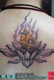Modello popolare tatuaggio loto sanscrito posteriore