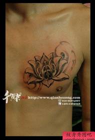 Vanhurume neechikadzi vakanaka dema uye chena lotus tattoo pateni